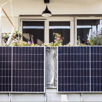 stekkerzonnepanelen aan balkon