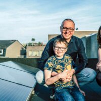 gezin aan zonnepanelen