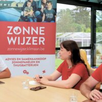 mensen aan tafel