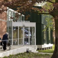 foto van project: 2 senioren gaan het cultuurhuis binnen
