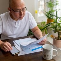man leest formulieren