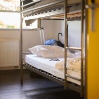 deze afbeelding toont kamer met stapelbed