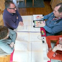 mensen rond tafel over renovatie aanbod