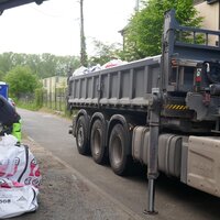 Vrachtwagen haalt veilig asbest op