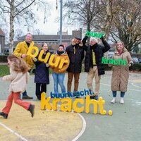 groep mensen op plein met de letters buurkracht