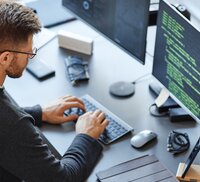 Man achter computer