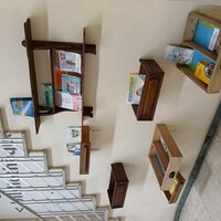 boeken gepresenteerd op een muur