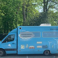 foto van de bestelwagen omgevormd tot mobiel energiehuis