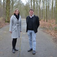 Twee personen op verharde weg