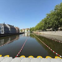 foto sportieve zwemzone met banen vanaf ponton