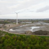 overzichtsfoto van site met windturbine