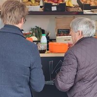 2 personen in de sociale kruidenier