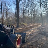 tractor op een weg in het bos