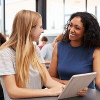 Twee vrouwen in gesprek op de werkvloer