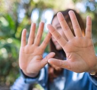 Meisje wijst af met de handen