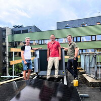 foto van gerenoveerd Ecohuis met 3 betrokken medewerkers