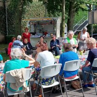 Groep mensen aan het tetteren