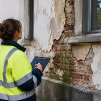 persoon doet nazicht woning