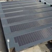 foto van zonnepanelen op een bedrijfsdak