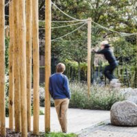 Kinderen in houten speeltuin. 