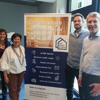 Banner met reclame van het pandschap met daarrond een aantal mensen. 