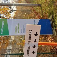 Bord waarop de ingang van de inzamelactie is aangeduid