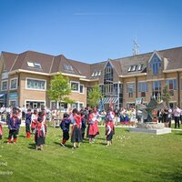 Groen dorpsplein dat in de plaats kwam van het gemeentehuis