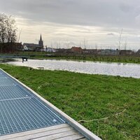 foto van loopsteiger met waterplas