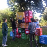 Jongeren met SDG-blokken