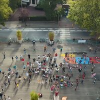 foto van tijdelijk gebruik vroegere situatie: spelende kinderen van naastliggende school