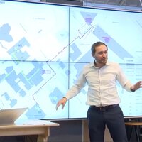 energiemakelaar Kenneth Gevaert geeft een presentatie voor een groot scherm