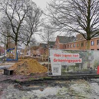 foto van werfsituatie: graafwerken met informatief werfdoek