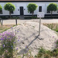 zandheuvel op pleintje