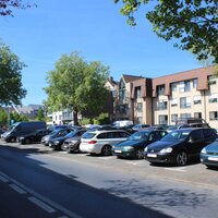 foto van situatie voor: verhard plein met auto's 
