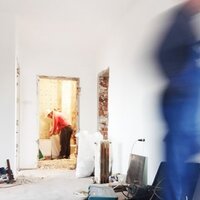 foto bouwvakker tijdens renovatie