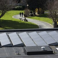 Dak met zonnepanelen