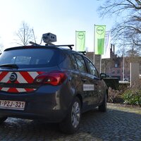 foto met thermoscanner op auto