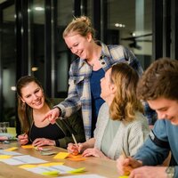 groep burgers die samen brainstormen