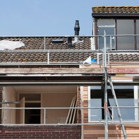 foto voorgevel woning in renovatie
