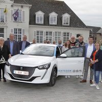 Witte auto met mensen die poseren