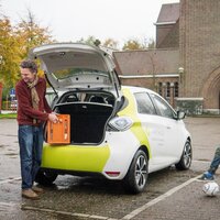 foto van mensen bij een deelwagen, gebruik om (grote) boodschappen te doen
