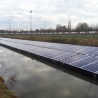 zonnepanelen op vijver