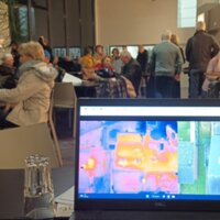 foto met laptop met warmtebeeld van woning