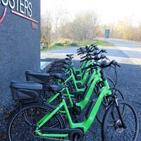 elektrische deelfietsen op een rijtje