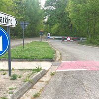 straat met verkeersbord