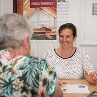 foto van twee personen in gesprek