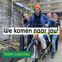 foto met vier mensen op een fiets en de slogan 'We komen naar jou!"