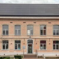 foto van gemeentelijk gebouw met zonnepanelen
