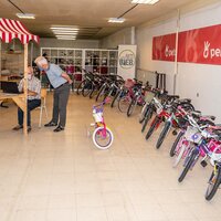 foto van fietsbieb met rij klaarstaande uitleenfietsen