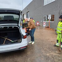 Afbeelding van auto met schoppen daarin